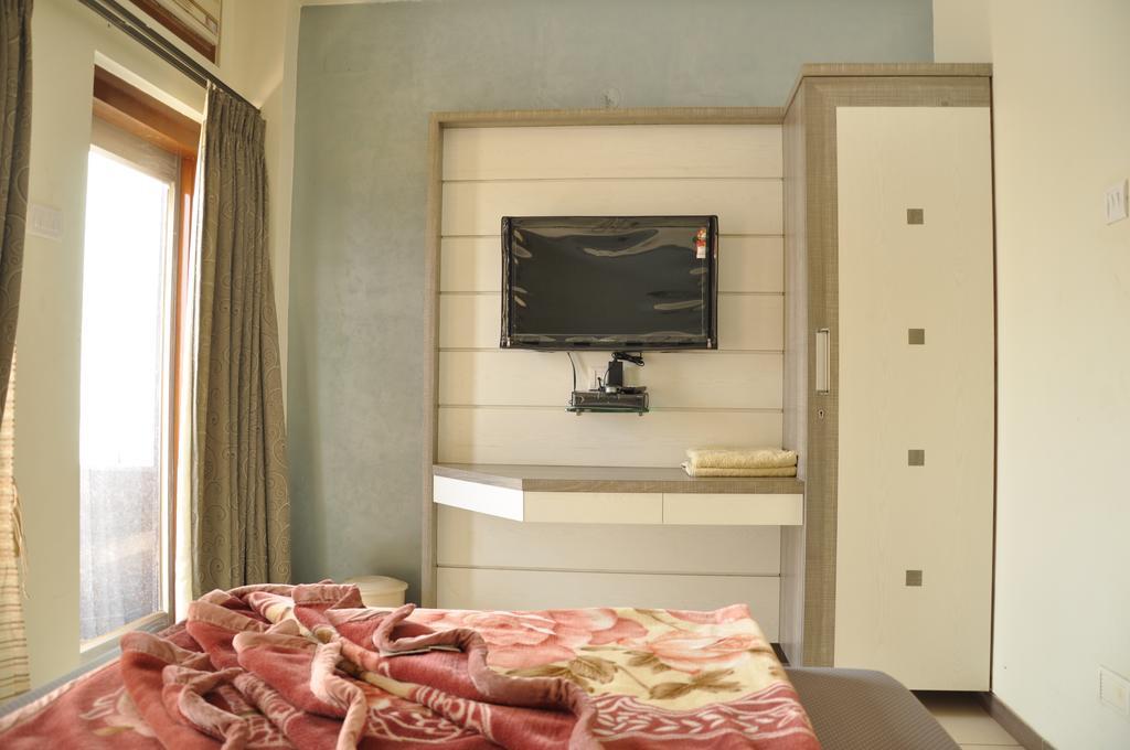 Raval Bunglow Hotel Панчгани Екстериор снимка