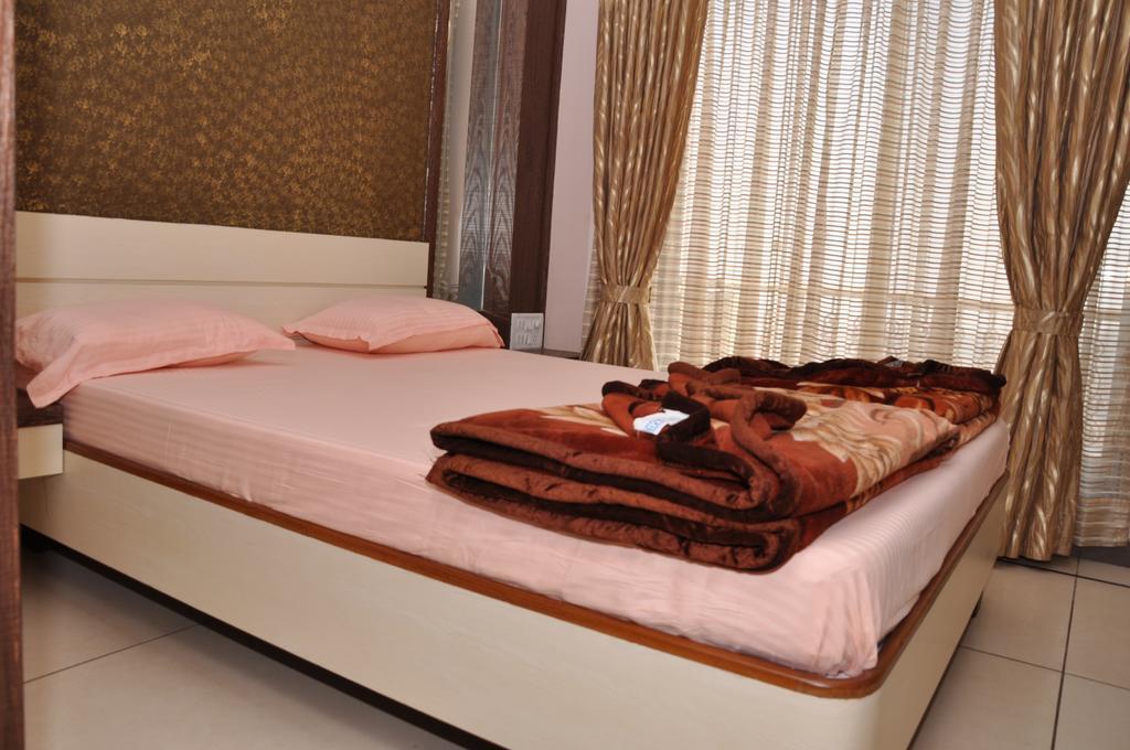 Raval Bunglow Hotel Панчгани Екстериор снимка