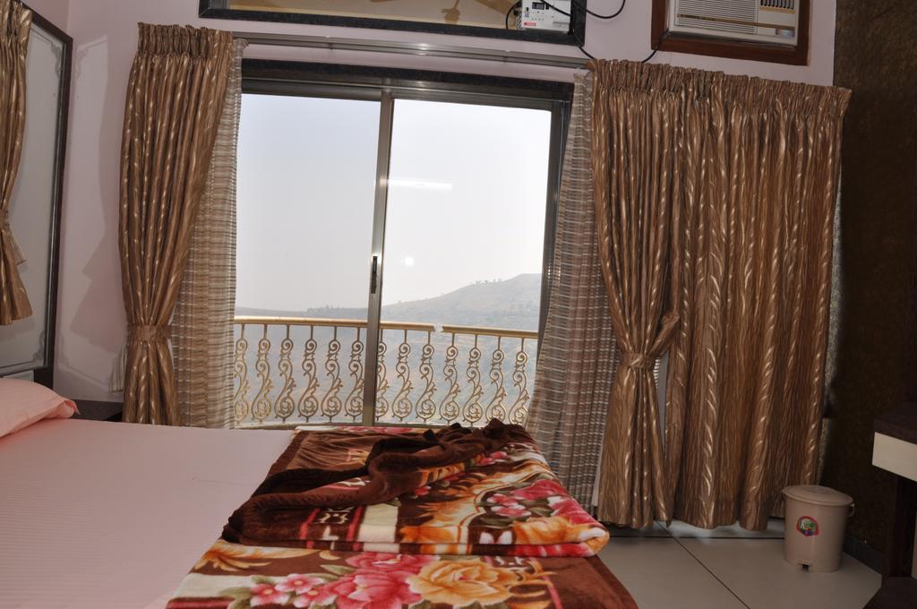Raval Bunglow Hotel Панчгани Стая снимка